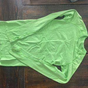 Lululemon lime long sleeve athletic shirt with thumb holes size small 4/6